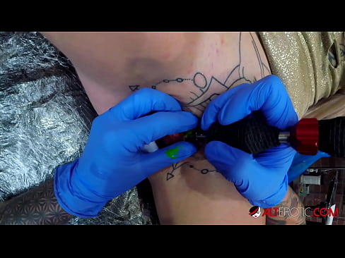 ❤️ Tsis tshua muaj tattooed hottie Sully Savage tau txais tattoo ntawm nws clitoris ❌  porn  ntawm peb hmn.niceporn-tv.ru%
